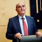 Tomás Quintana, Procurador del Común y comisionado de Transparencia, antes de comparecer en las Cortes