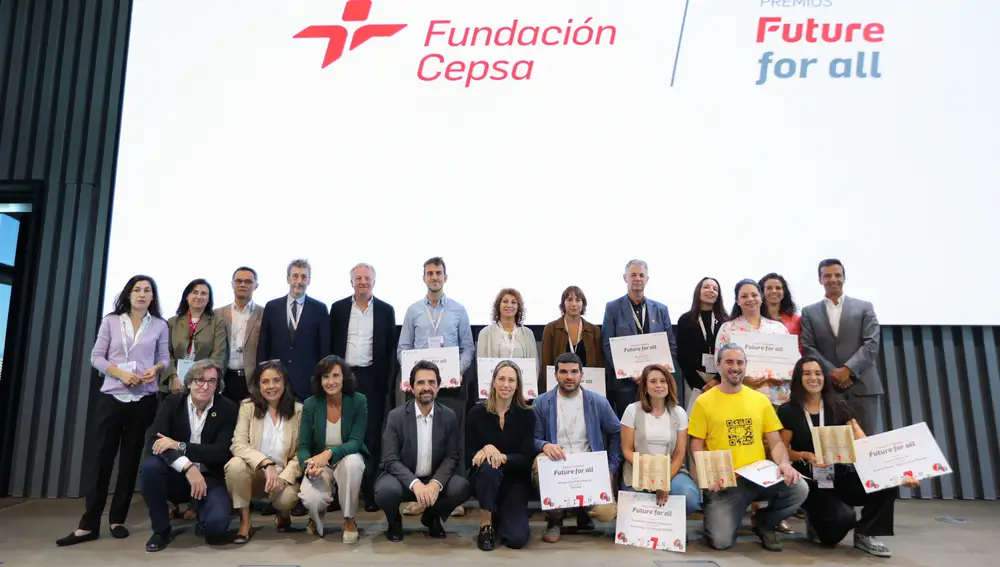 Maarten Wetselaar y Bettina Karsch, presidente y vicepresidenta de Fundación Cepsa con los premiados