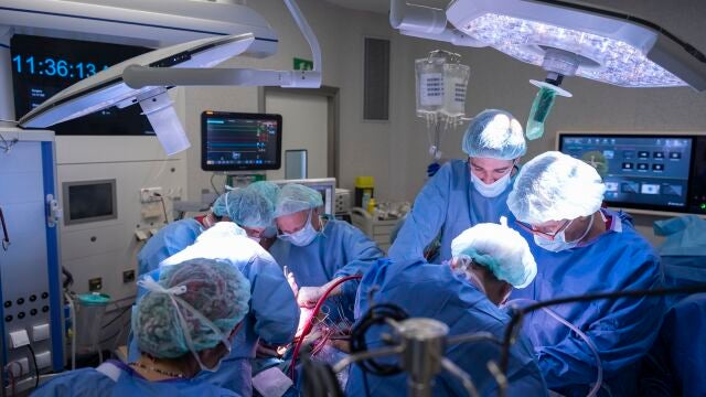 Un equipo de 60 profesionales realiza el "primer" trasplante facial de un donante de cara, corazón y riñones, en asistolia controlada