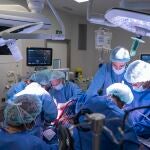 Un equipo de 60 profesionales realiza el "primer" trasplante facial de un donante de cara, corazón y riñones, en asistolia controlada