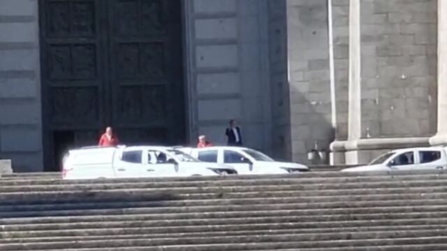 Algunos de los asistentes, ante la entrada a la basílica