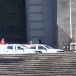 Algunos de los asistentes, ante la entrada a la basílica