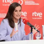 La Reina Letizia en su faceta más periodística.