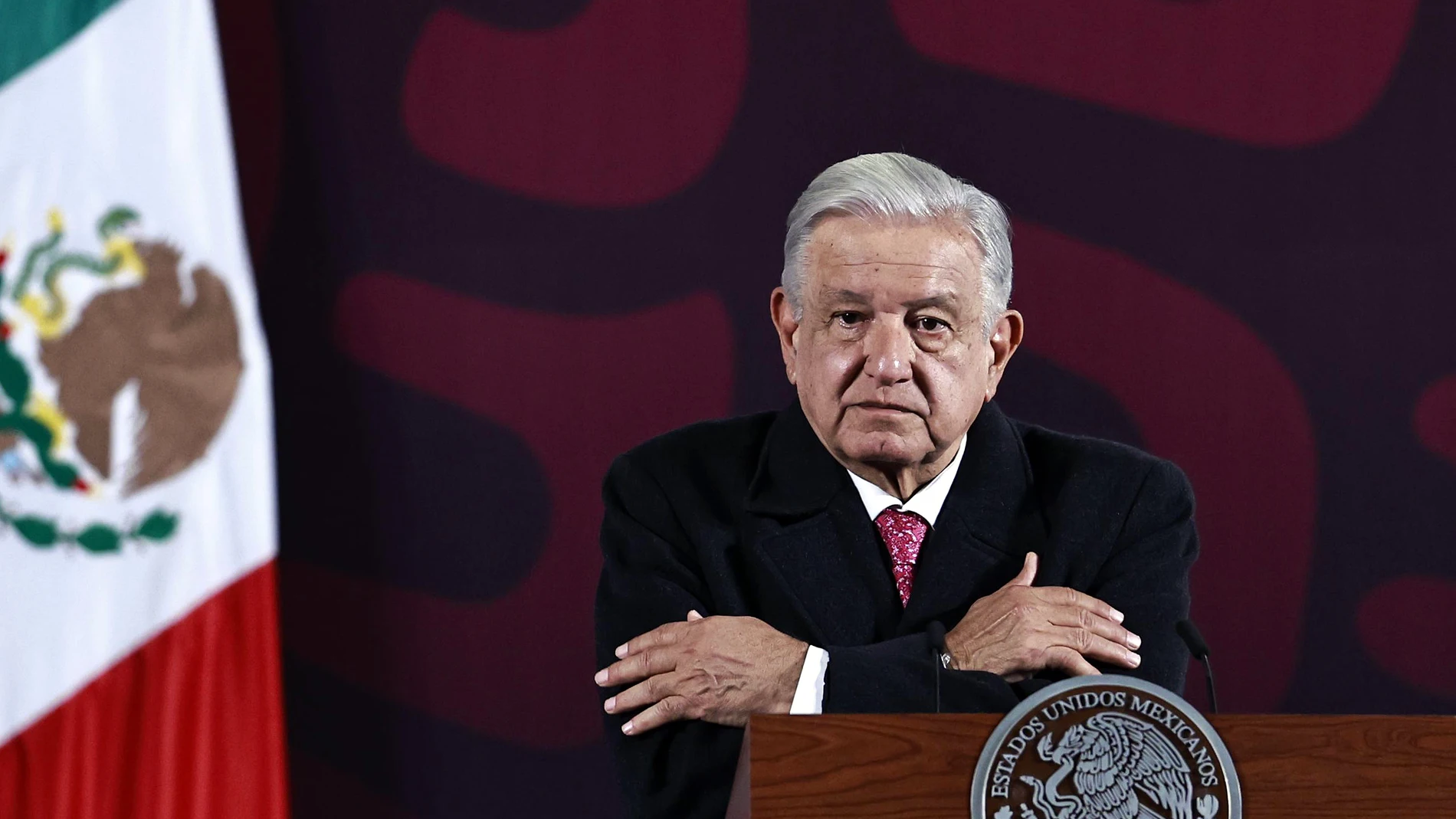 MEX512. CIUDAD DE MÉXICO (MÉXICO), 30/09/2024.- El presidente de México, Andrés Manuel López Obrador, habla durante una rueda de prensa este lunes en el Palacio Nacional, en Ciudad de México (México). López Obrador se despidió del Gobierno con su última conferencia 'mañanera', su controversial rueda de prensa matutina, en la que declaró que se retira "muy satisfecho" con su mandato y por entregarle el cargo a Claudia Sheinbaum. EFE/ Sáshenka Gutiérrez