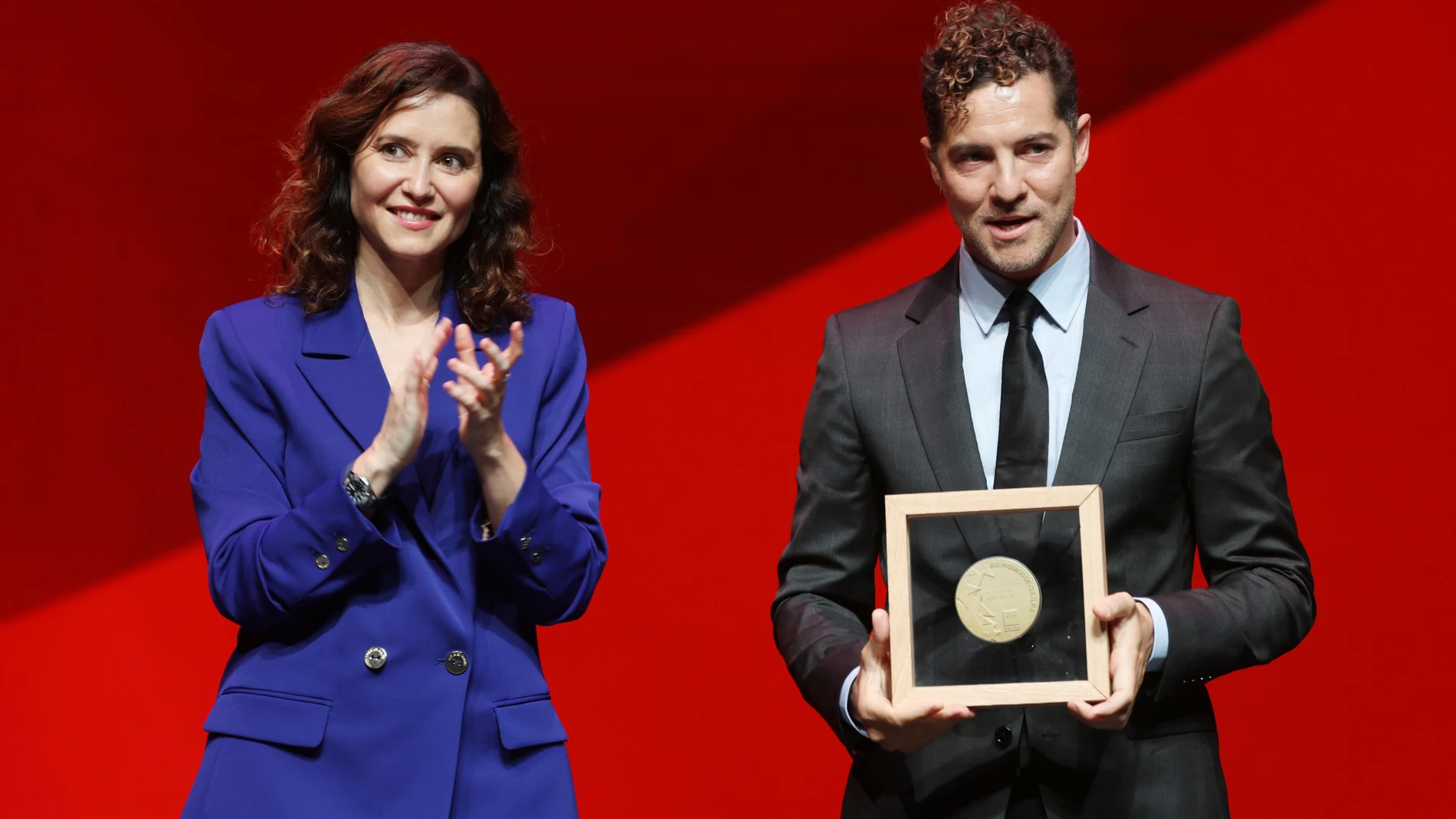 Ayuso junto a David Bisbal.