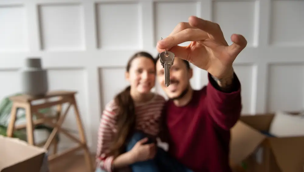 Pareja joven mudándose a su nueva casa