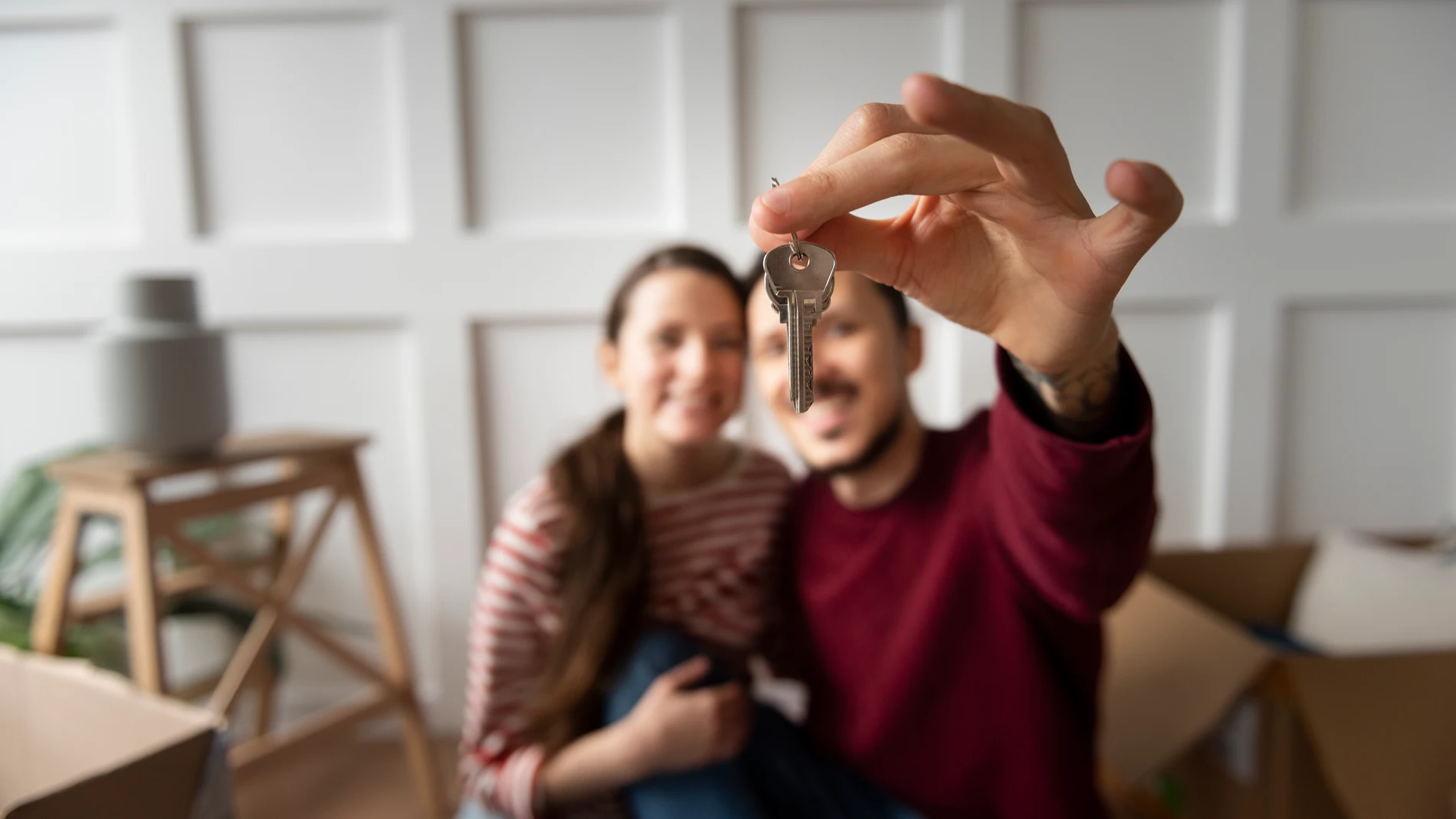 Pareja joven mudándose a su nueva casa