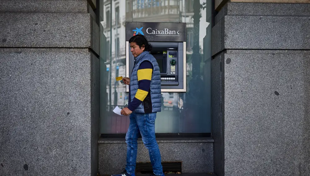 Gente sacando dinero en efectivo en cajeros automáticos en la ciudad de Madrid. © Alberto R. Roldán / Diario L