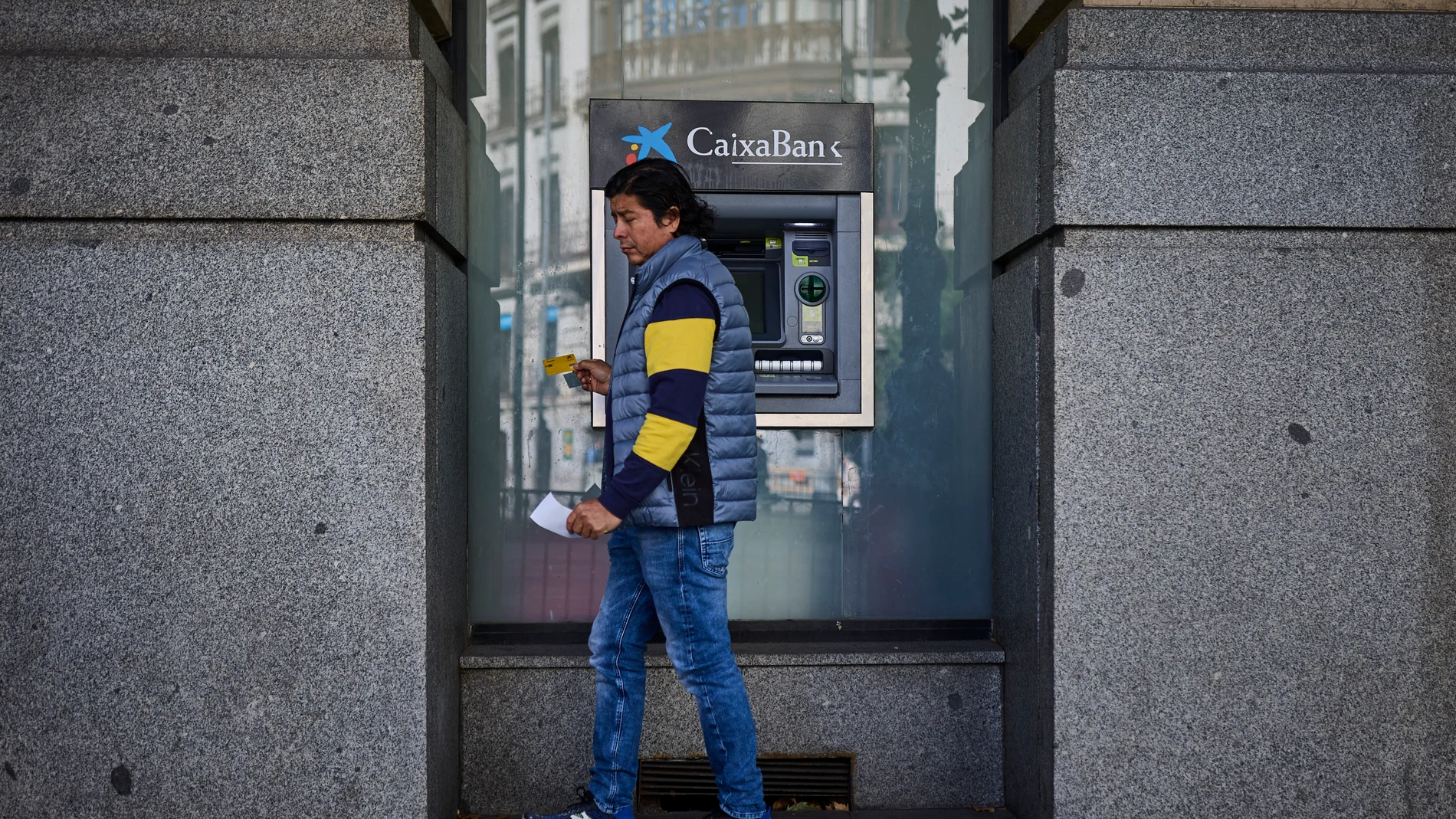 Gente sacando dinero en efectivo en cajeros automáticos en la ciudad de Madrid. © Alberto R. Roldán / Diario La Razón. 30 09 2024