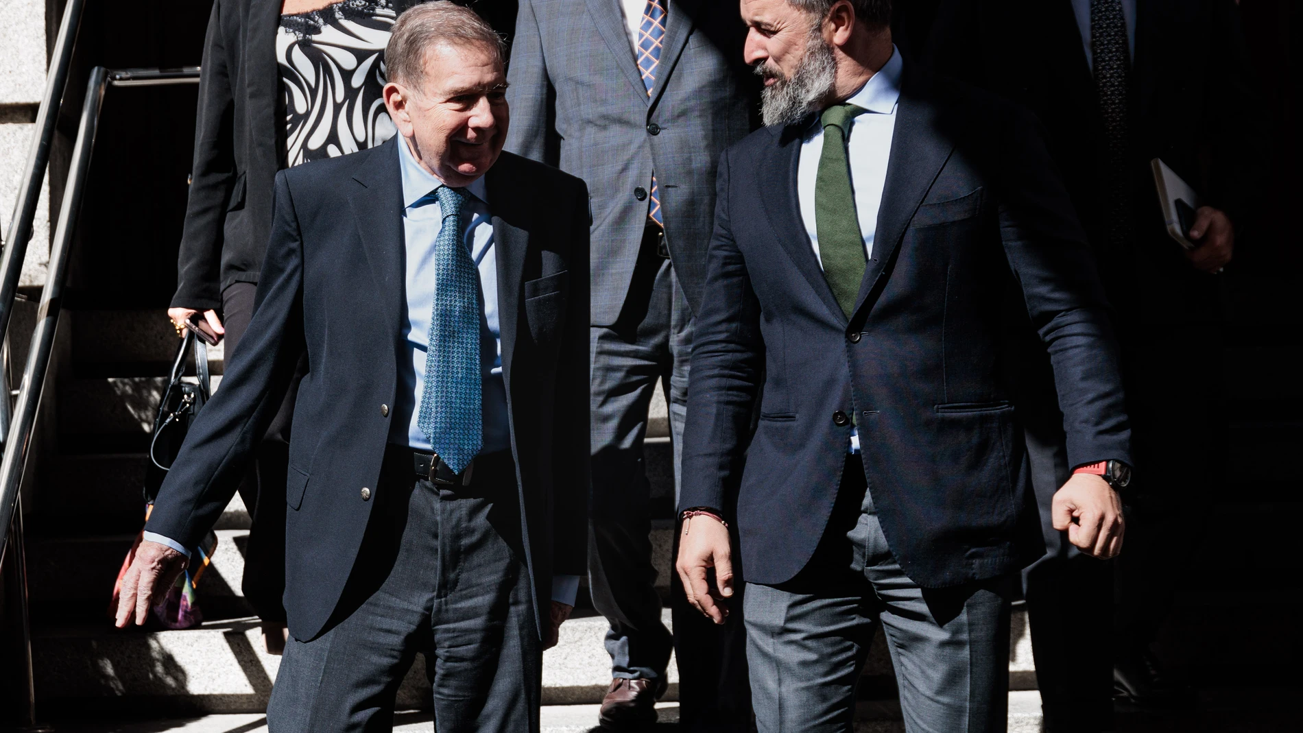 El líder opositor de Venezuela Edmundo González (i) y el líder de VOX, Santiago Abascal (d), salen de una reunión en el Congreso de los Diputados, a 30 de septiembre de 2024, en Madrid (España). El encuentro entre Abascal y González tiene lugar después de la manifestación convocada por opositores venezolanos para el pasado sábado en la Puerta del Sol. El candidato opositor está asilado en España después de las elecciones de Venezuela del 28 de julio. Ya ha mantenido reuniones en La Moncloa co...