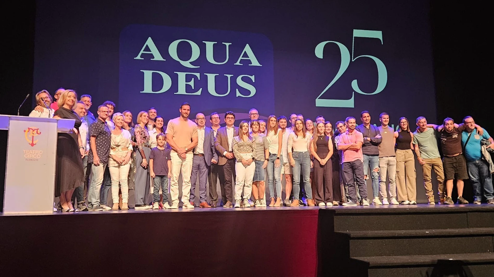 Foto de familia de los participates en el encuentro