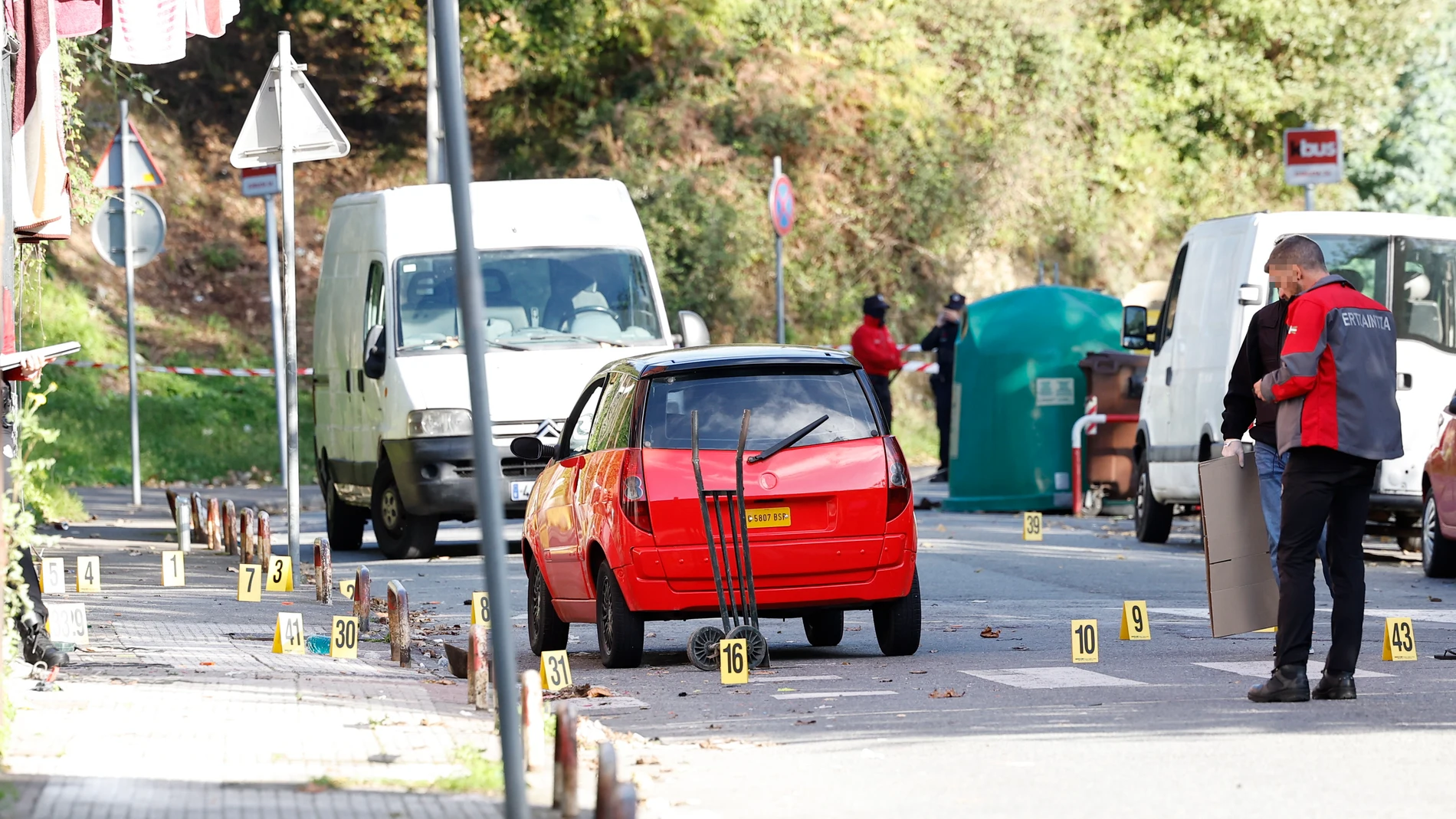 BARAKALDO (BIZKAIA), 30/09/2024.- La Ertzaintza continúa la investigación en el barrio de Burtzeña de Barakaldo (Bizkaia) tras el tiroteo entre familias que el pasado domingo dejó una persona muerta, dos heridas y otras siete fueron detenidas por su relación con los hechos. EFE/ Miguel Toña
