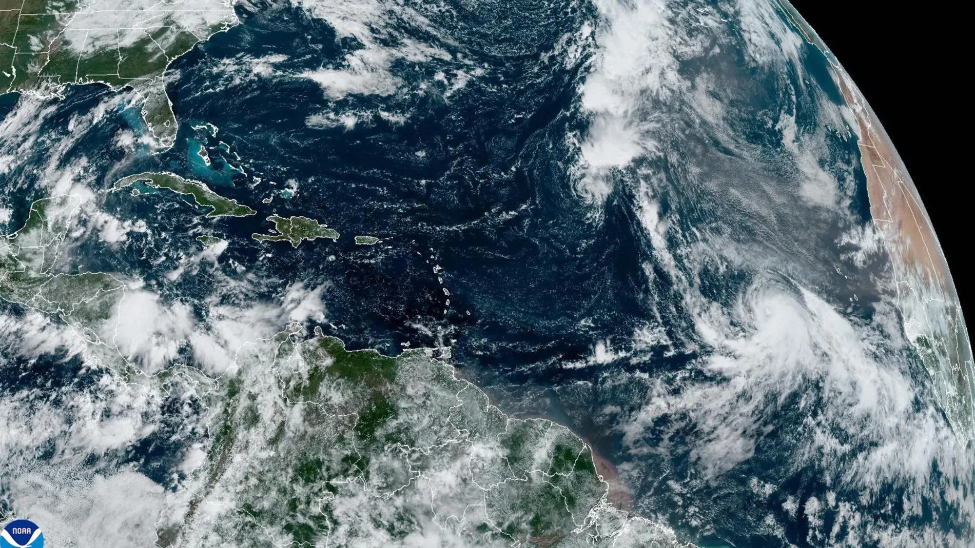 Fotografía satelital cedida por la Oficina Nacional de Administración Oceánica y Atmosférica donde se muestra la localización de la tormenta tropical Kirk (abajo) en el Atlántico