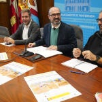 El alcalde de Ponferrada, Marco Morala (C), junto al teniente de alcalde y concejal de Patrimonio, Iván Alonso (I), y el responsable de Sputnik Labrego, Alejandro Rodríguez (D), durante la presentación del resultado de las excavaciones arqueológicas en el antiguo cementerio del Carmen