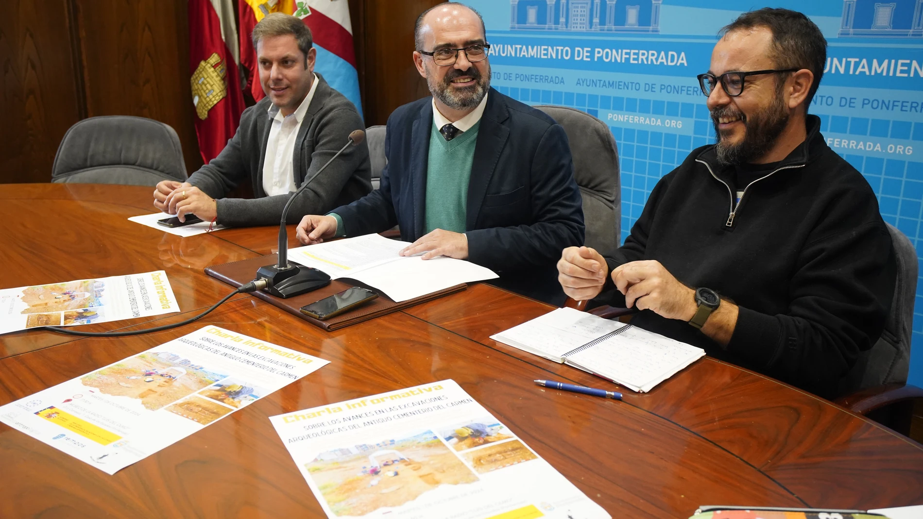 El alcalde de Ponferrada, Marco Morala (C), junto al teniente de alcalde y concejal de Patrimonio, Iván Alonso (I), y el responsable de Sputnik Labrego, Alejandro Rodríguez (D), durante la presentación del resultado de las excavaciones arqueológicas en el antiguo cementerio del Carmen