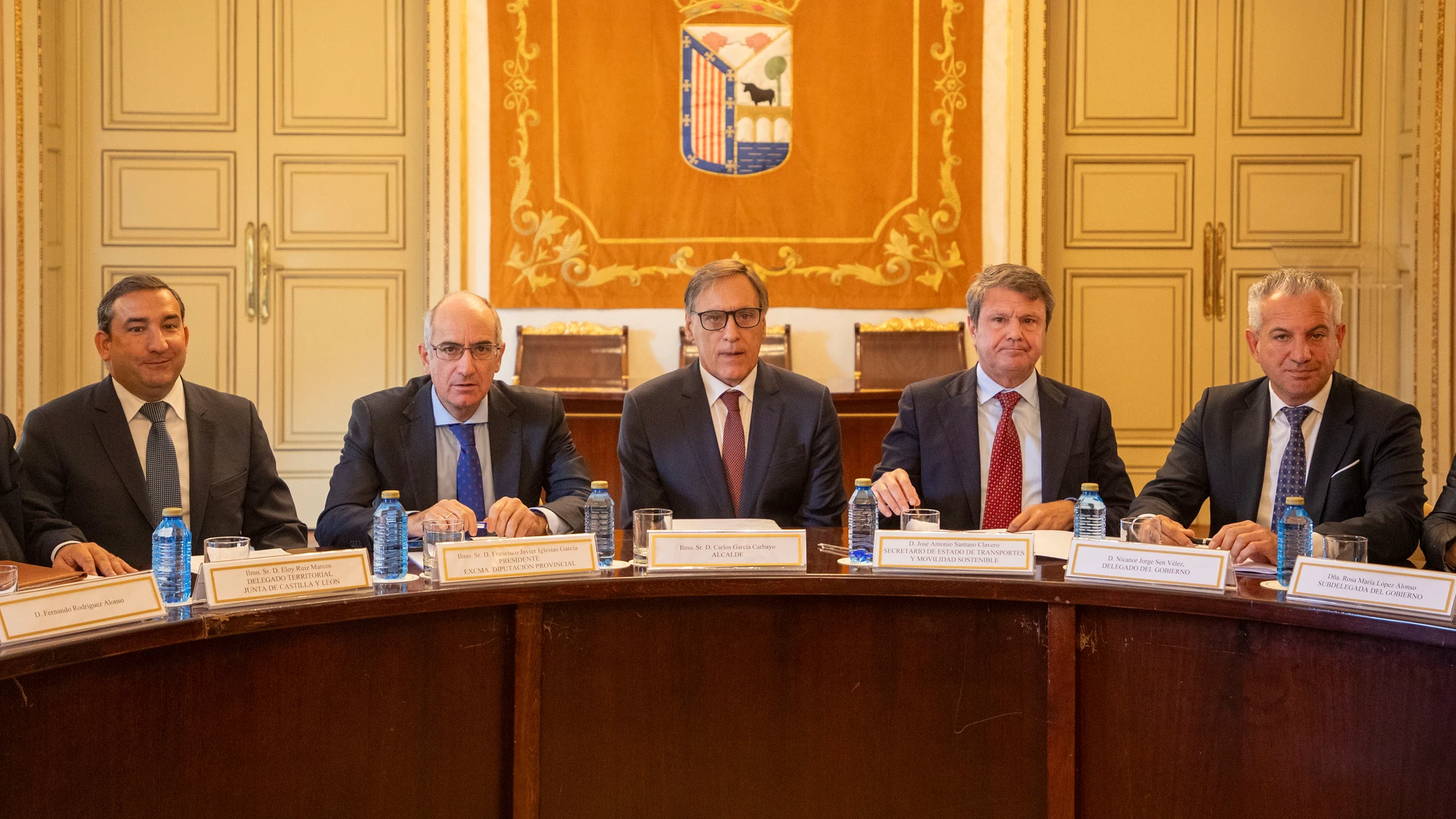 El alcalde de Salamanca, Carlos García Carbayo, y el secretario de Estado de Transportes y Movilidad Sostenible, José Antonio Santano, junto a Javier Iglesias