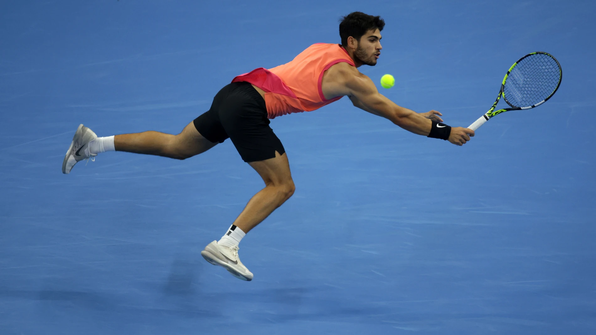 Beijing (China), 01/10/2024.- Carlos Alcaraz of Spain in action during his Men's Singles Semi Final match against Daniil Medvedev of Russia at the China Open tennis tournament in Beijing, China, 01 October 2024. (Tenis, Rusia, España) EFE/EPA/ANDRES MARTINEZ CASARES