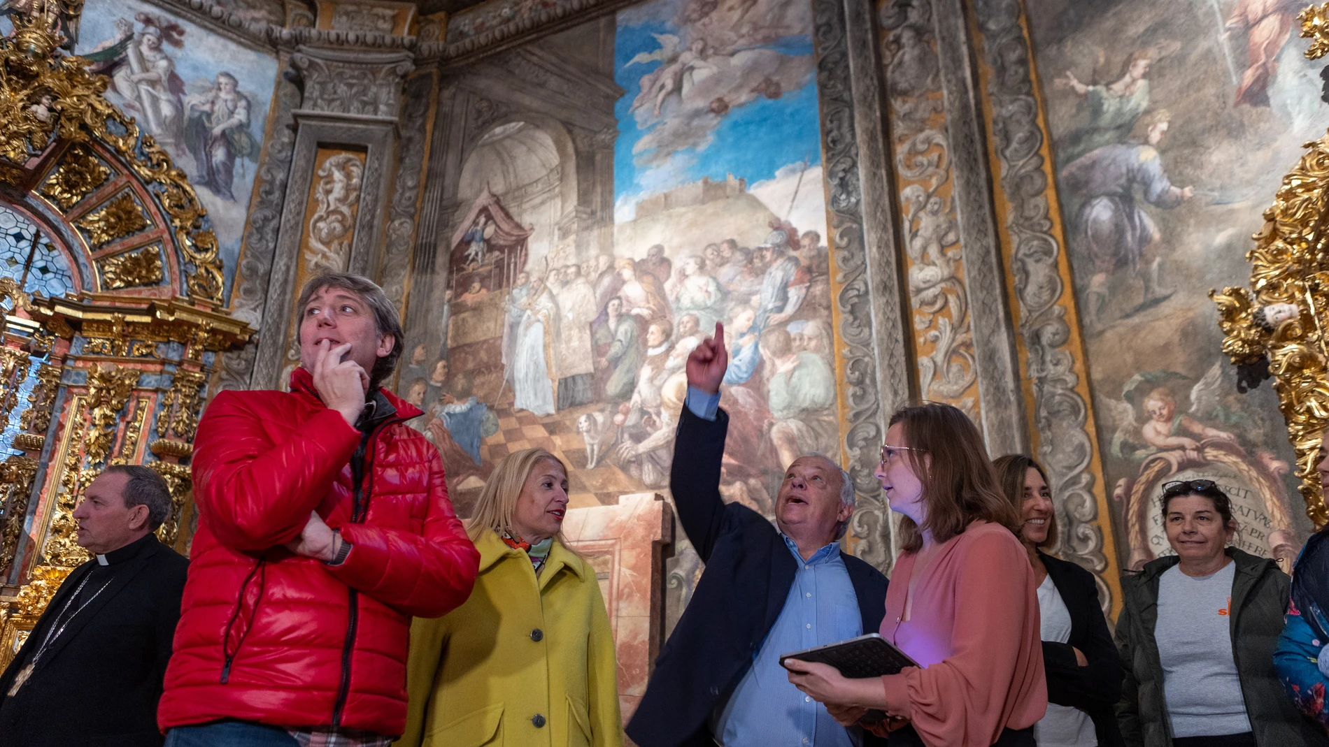 Gonzalo Santonja junto a Carlos Martínez observa las pinturas