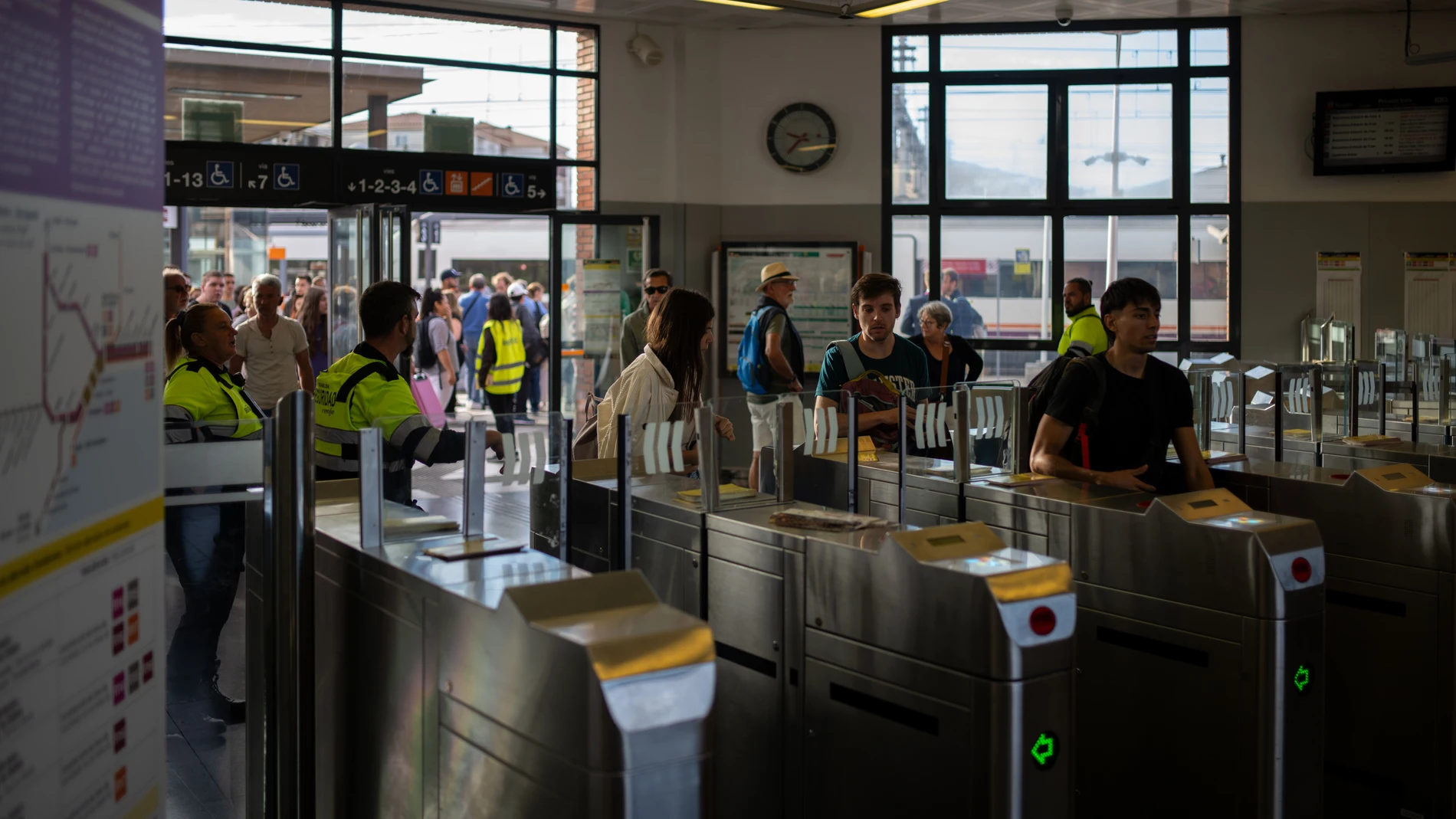 Operarios de Renfe organizan uno de los buses del servicio alternativo de Renfe, a 1 de octubre de 2024, en Barcelona, Cataluña (España). Renfe destina 87 buses al servicio por carretera que ofrecerá para dar alternativa a los pasajeros por las obras del túnel de Roda de Berà (Tarragona), que cortarán la circulación ferroviaria entre Tarragona y Sant Vicenç de Calders (Tarragona) a partir de hoy y hasta el 2 de marzo. Los buses tienen previsto realizar 600 expediciones diarias entre Sant Vice...