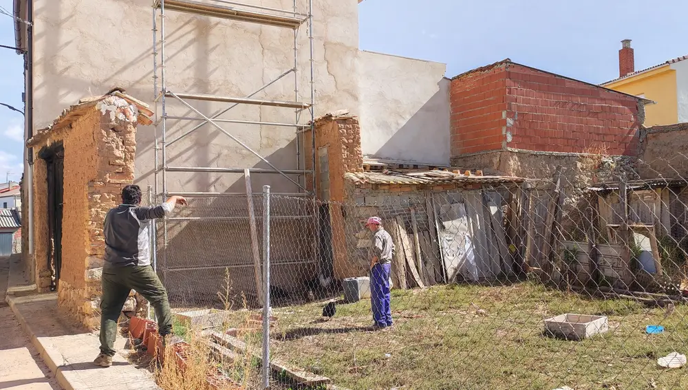 Una de las casas que ha comprado la asociación El Prao de Luyas y que están rehabilitando