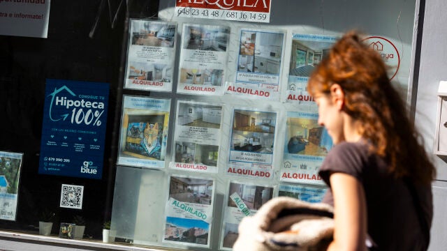 Inmobiliaria con anuncio de venta y alquiler de pisos y casas. © Jesús G. Feria. 