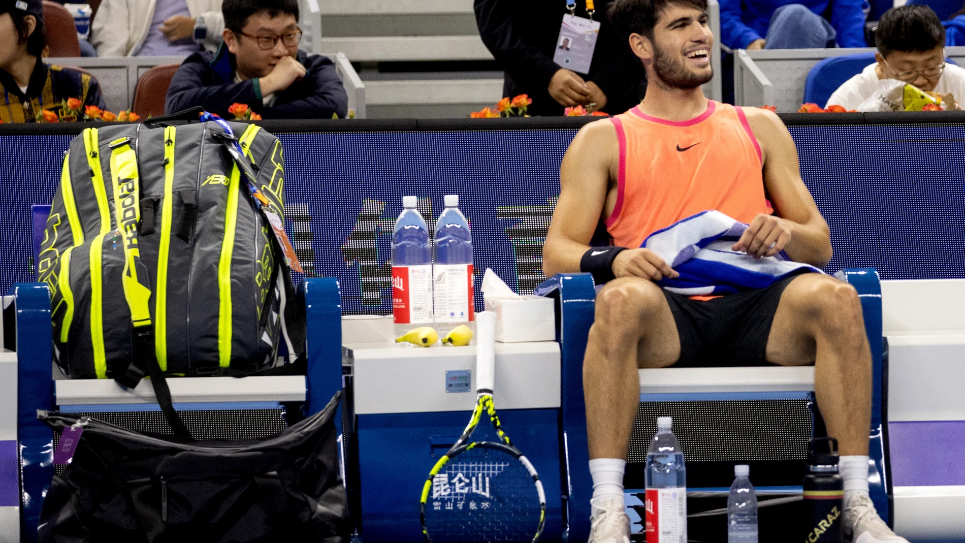 Beijing (China), 01/10/2024.- Carlos Alcaraz of Spain smiles during the change-over in his Men's Singles semifinal match against Daniil Medvedev of Russia at the China Open tennis tournament in Beijing, China, 01 October 2024. (Tenis, Rusia, España) EFE/EPA/JESSICA LEE