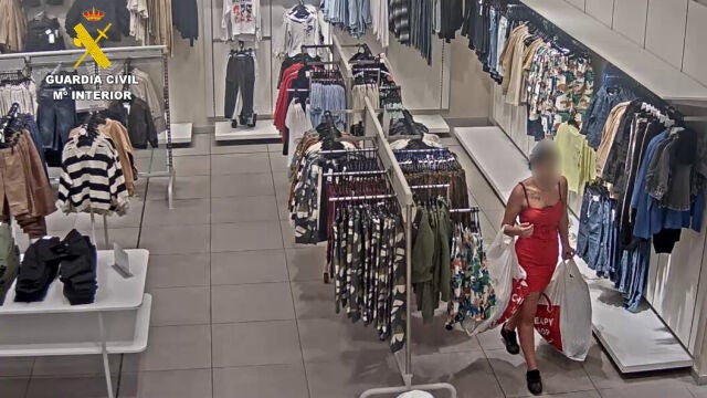 Detenidas por robar ropa 22 veces por valor de 10.000 euros en un centro comercial de Armilla