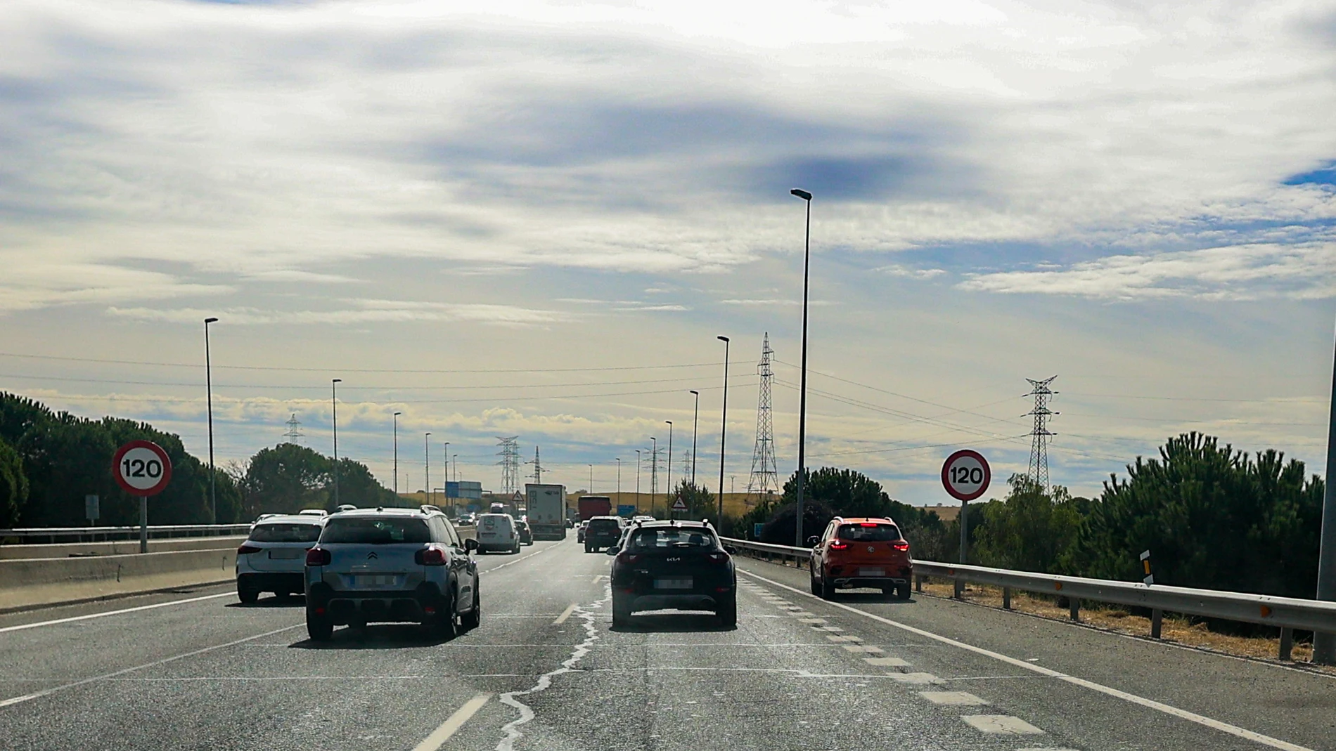 Varios vehículos circulan por la M503, a 1 de octubre de 2024, en Madrid (España). Durante el mes de septiembre se han registrado 88 siniestros de tráfico mortales en los que han fallecido 101 personas. Destaca el aumento de fallecidos en furgoneta (8 fallecidos) y las muertes por no hacer un uso adecuado del sistema de seguridad (13 fallecidos). 01 OCTUBRE 2024;PIXELADA Ricardo Rubio / Europa Press 01/10/2024