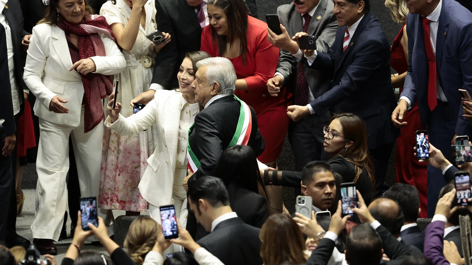 MEX669. CIUDAD DE MÉXICO (MÉXICO), 01/10/2024.- El presidente saliente Andrés Manuel López Obrador (c) posa su llegada al la Cámara de Diputados este martes, para la investidura de Claudia Sheinbaum en la Ciudad de México (México). EFE/José Méndez