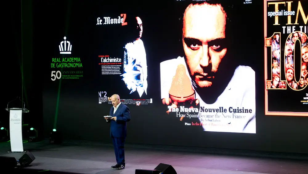 Juan Echanove presenta la gala.