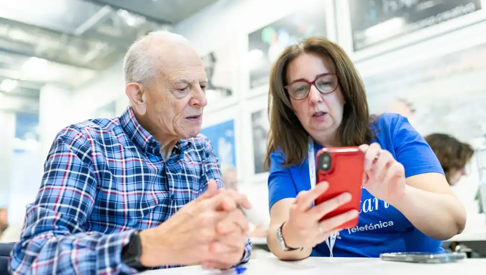 “RECONECTADOS. La tecnología no tiene edad” es un proyecto que busca facilitar el acceso de las personas mayores al mundo digital.