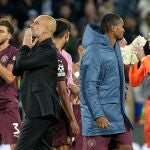 Pep Guardiola lanza un beso a la hinchada del City