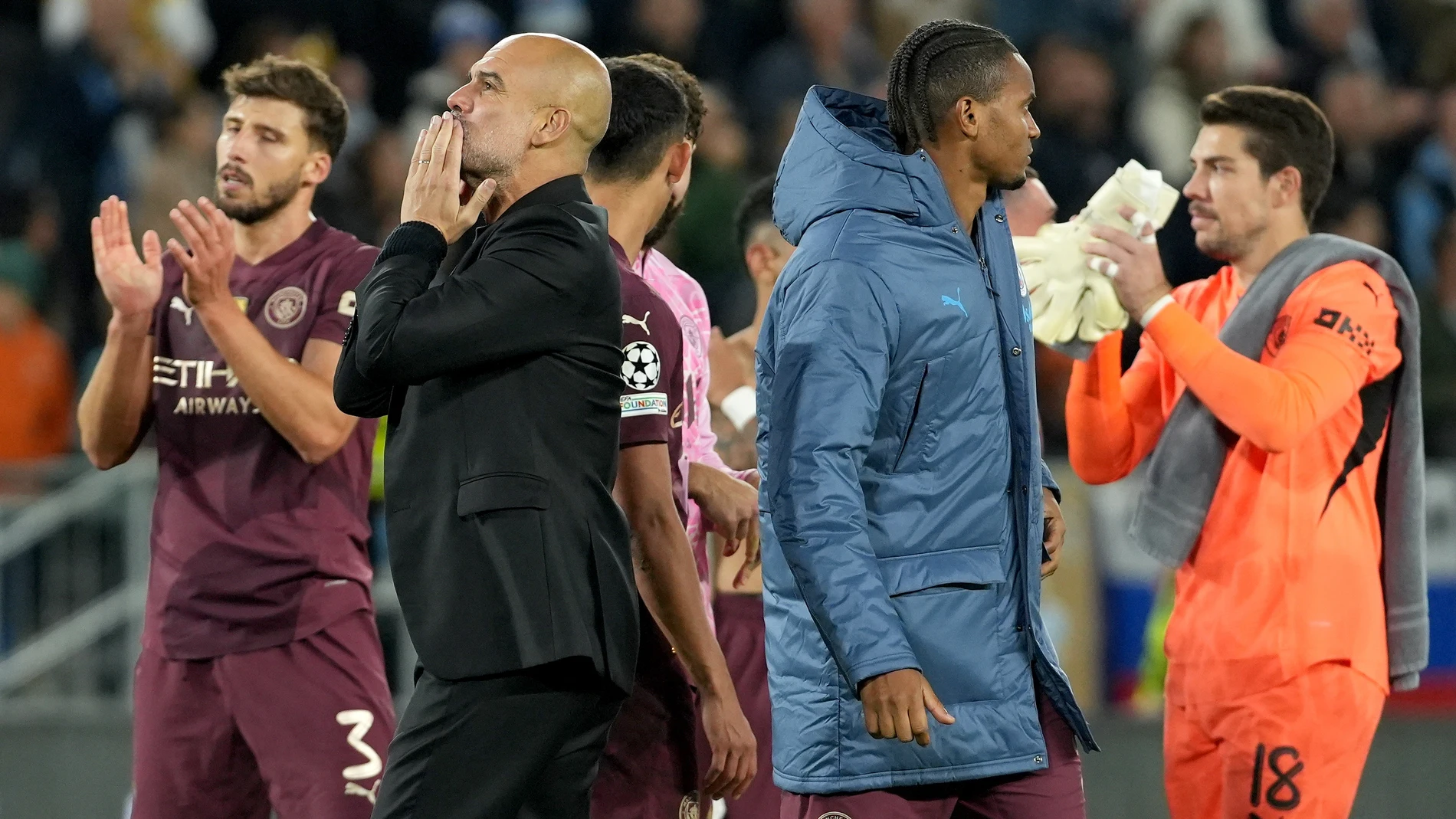 Pep Guardiola lanza un beso a la hinchada del City