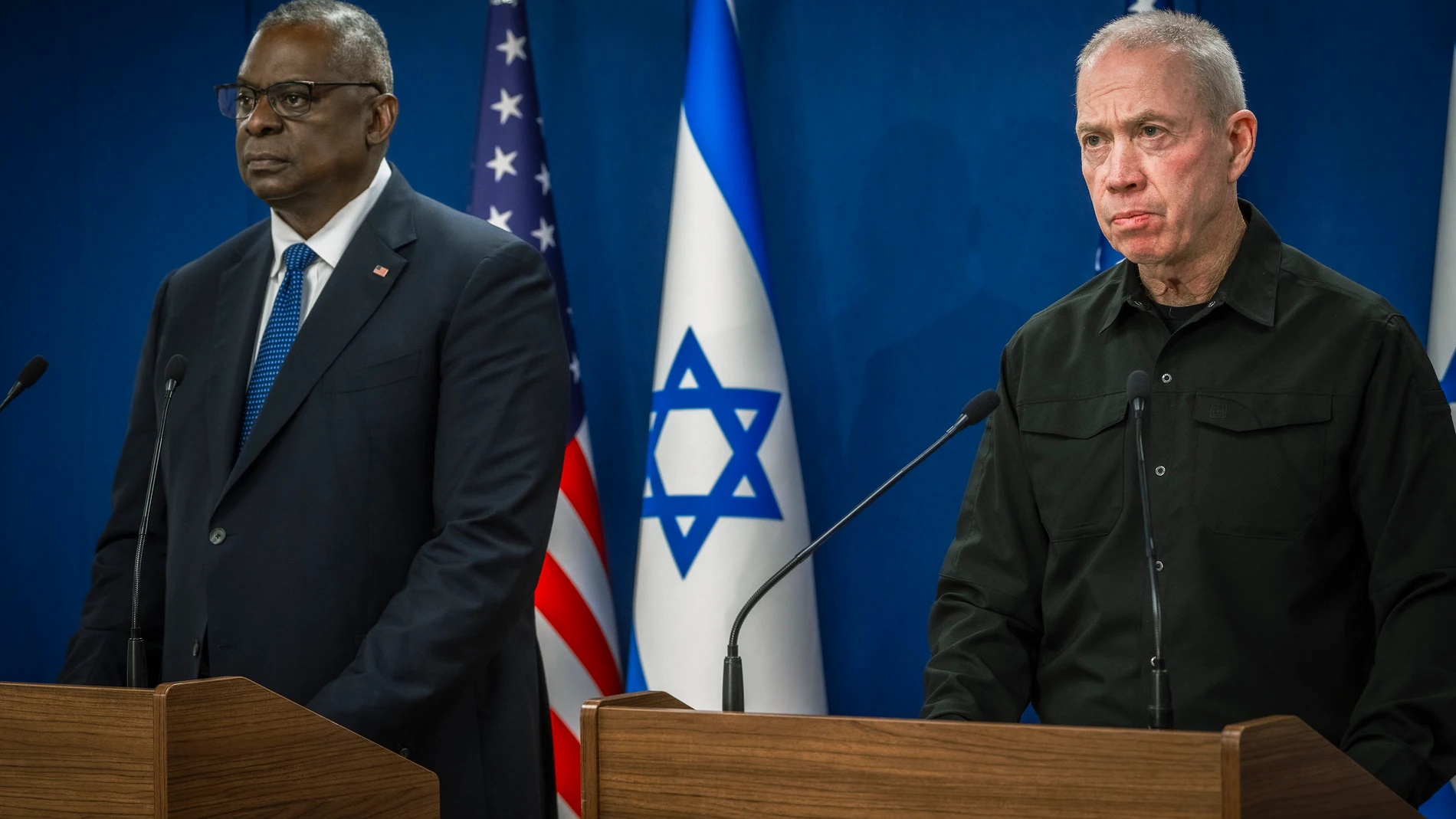 (Foto de ARCHIVO) October 13, 2023, Tel Aviv, Israel: U.S. Secretary of Defense Lloyd Austin, left, and Israeli Minister of Defense Yoav Gallant, right, listen to a question during a joint press conference following meetings on the Hamas terror attacks, October 13, 2023 in Tel Aviv, Israel. Europa Press/Contacto/Chad Mcneeley/Dod 13/10/2023 ONLY FOR USE IN SPAIN