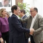 Mañueco e Isabel Blanco saludan a los representantes del Tercer Sector antes de la reunión