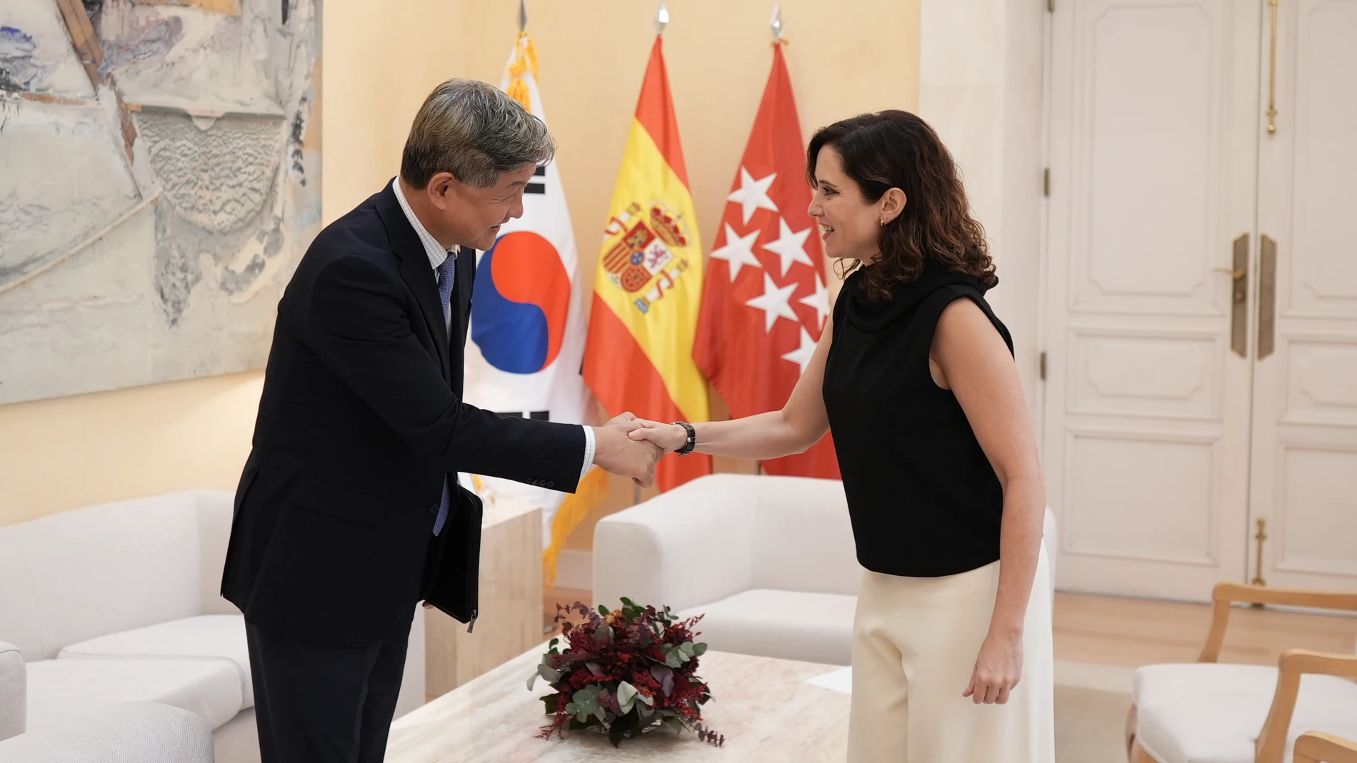 MADRID, 01/10/2024.- La presidenta de la Comunidad de Madrid, Isabel Díaz Ayuso, se ha reunido este martes con el embajador de la República de Corea en España, Soosuk Lim. EFE/Comunidad de Madrid