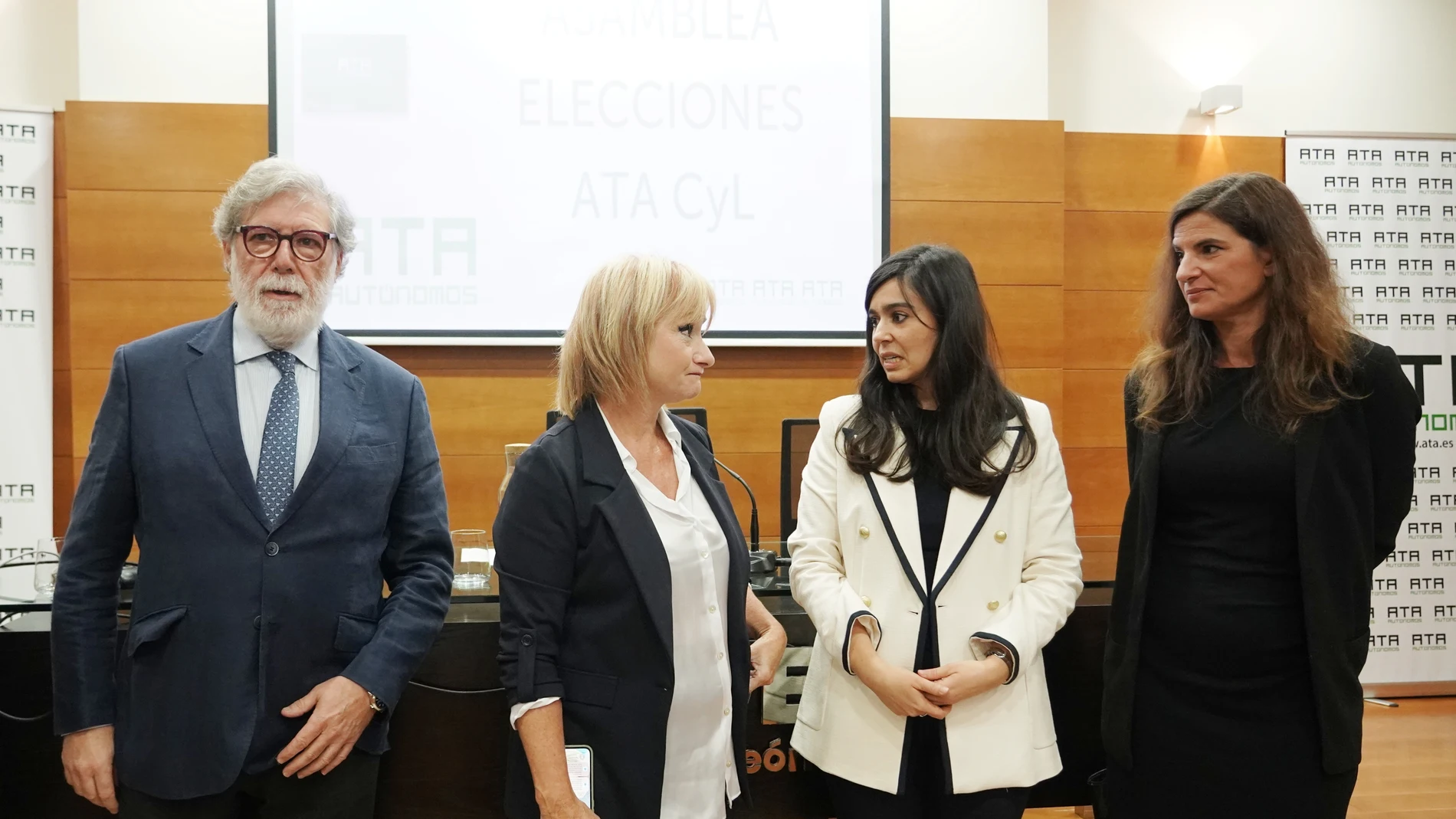 Mingueza conversa con la consejera Leticia García en presencia de Celia Herrero y Santiago Aparicio