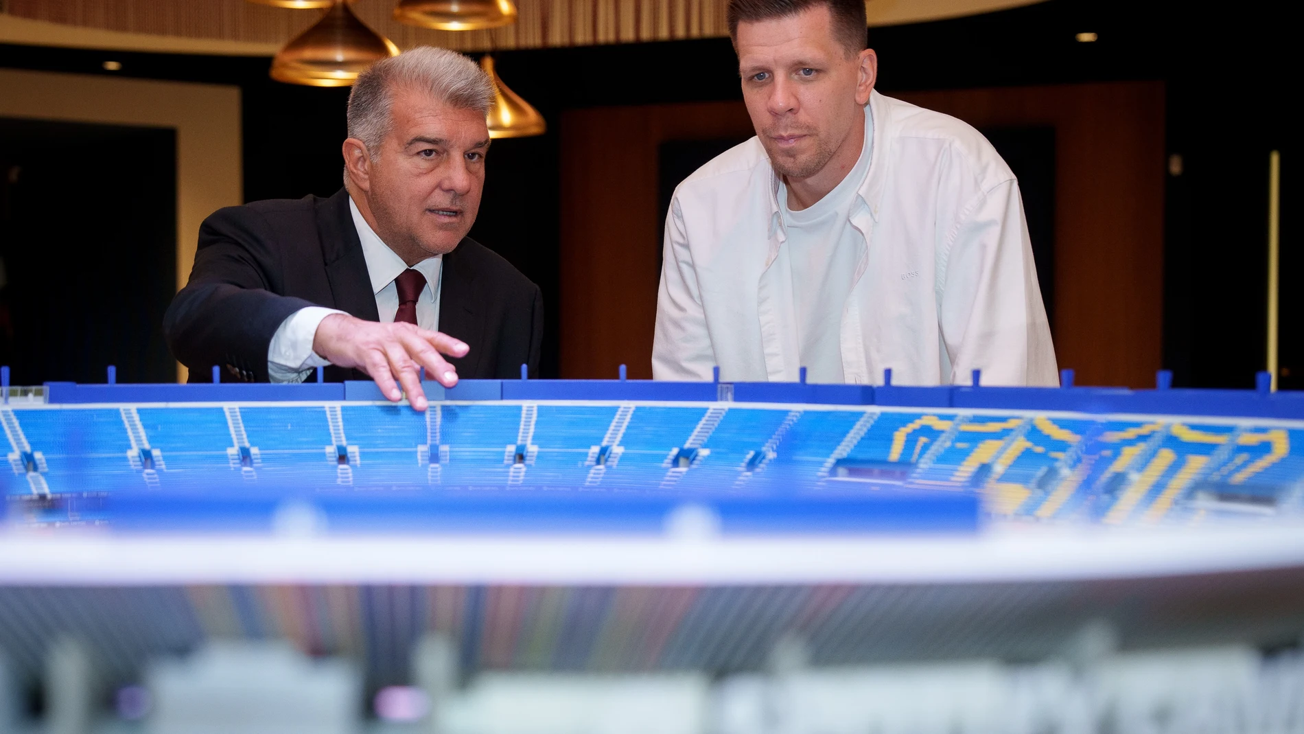 El presidente del FC Barcelona, Joan Laporta, enseña la maqueta del nuevo Spotify Camp Nou al portero polaco Wojciech Szczesny REMITIDA / HANDOUT por GERMAN PARGA/FCB Fotografía remitida a medios de comunicación exclusivamente para ilustrar la noticia a la que hace referencia la imagen, y citando la procedencia de la imagen en la firma 02/10/2024