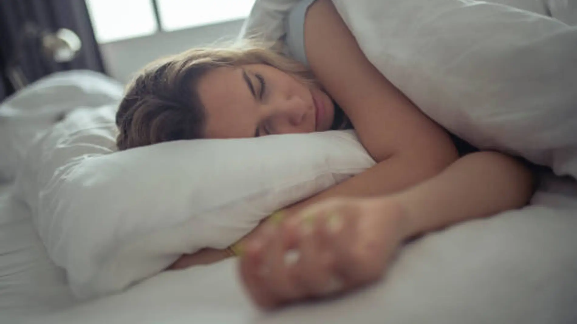 Una joven durmiendo
