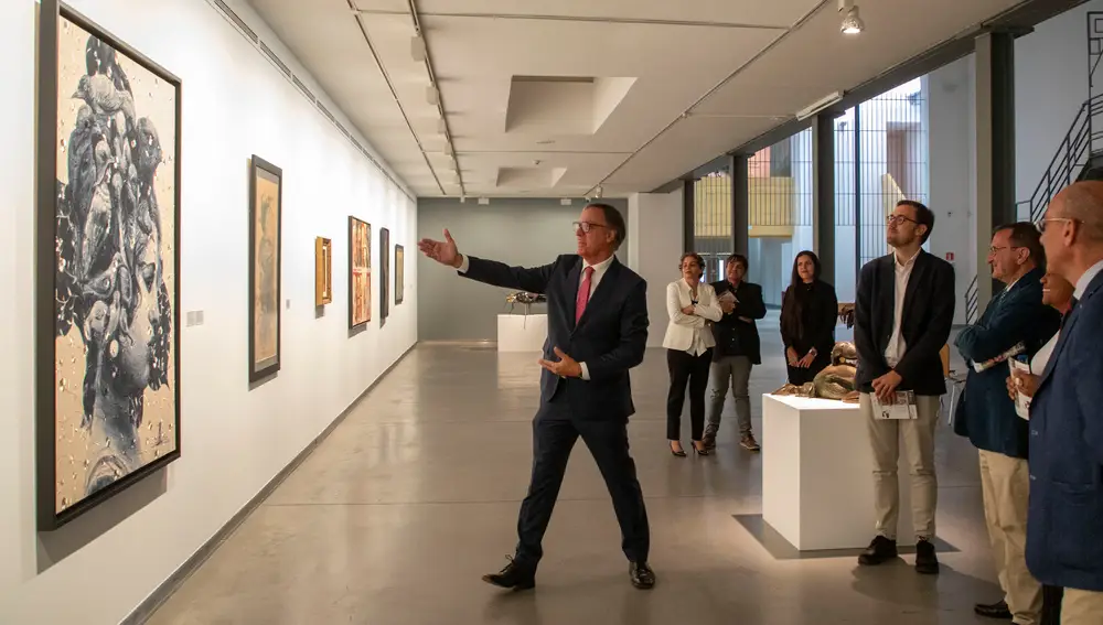 El alcalde Carlos García Carbayo en la muestra