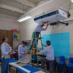 Instalación de un aire acondicionado en el aula de un colegio