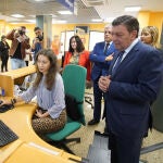 El consejero de la Presidencia, Luis Miguel González Gago, durante su visita al Punto de Información y Atención al Ciudadano de la Junta de Castilla y León en Ponferrada