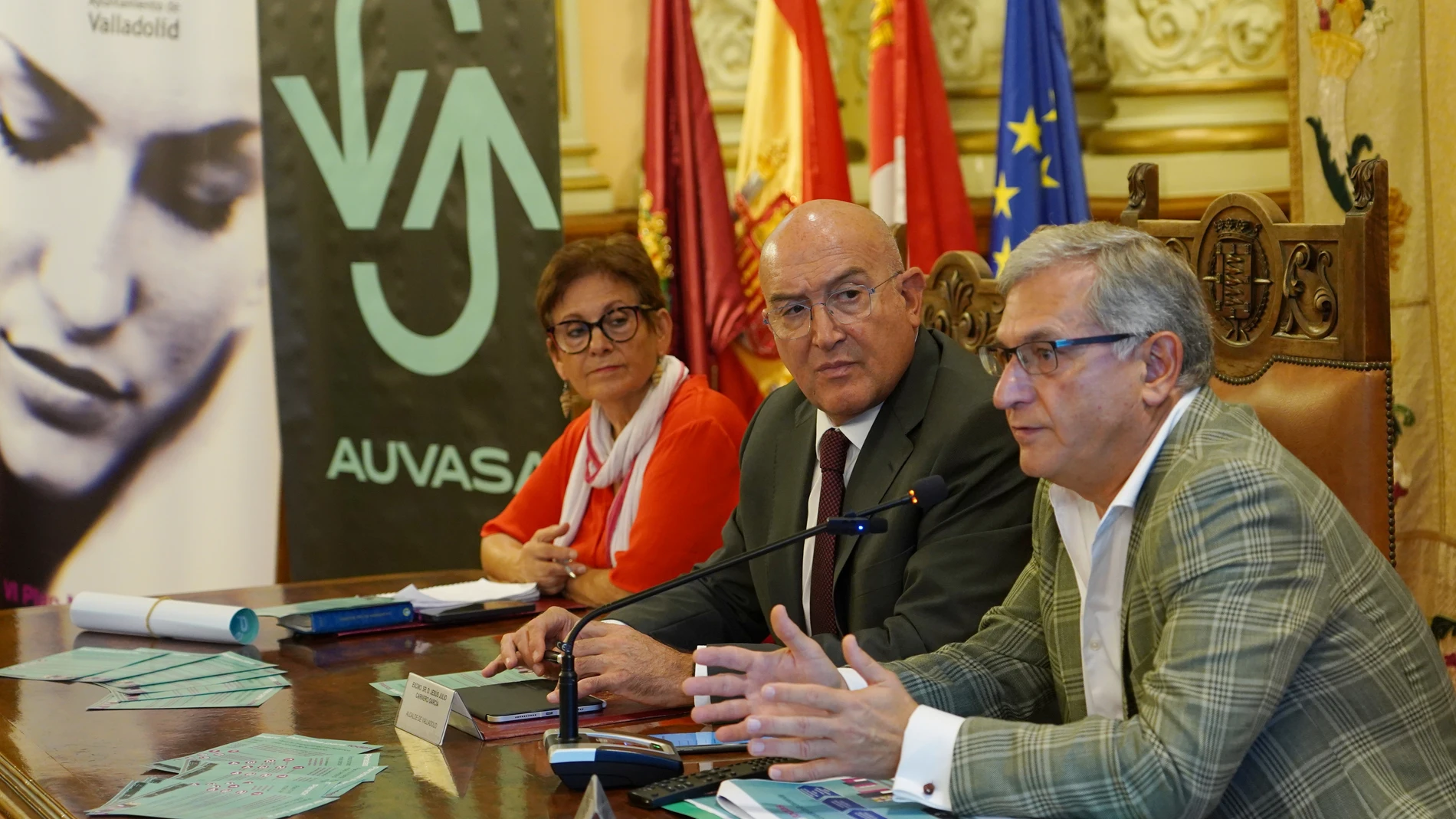 El alcalde de Valladolid, Jesús Julio Carnero, Nina Infante, del Foro Feminista, el gerente de Auvasa Eduardo Cabanillas presentan ‘Paradas para todas’, el nuevo servicio de paradas a la demanda en el itinerario propio de las Líneas Búho de Auvasa.