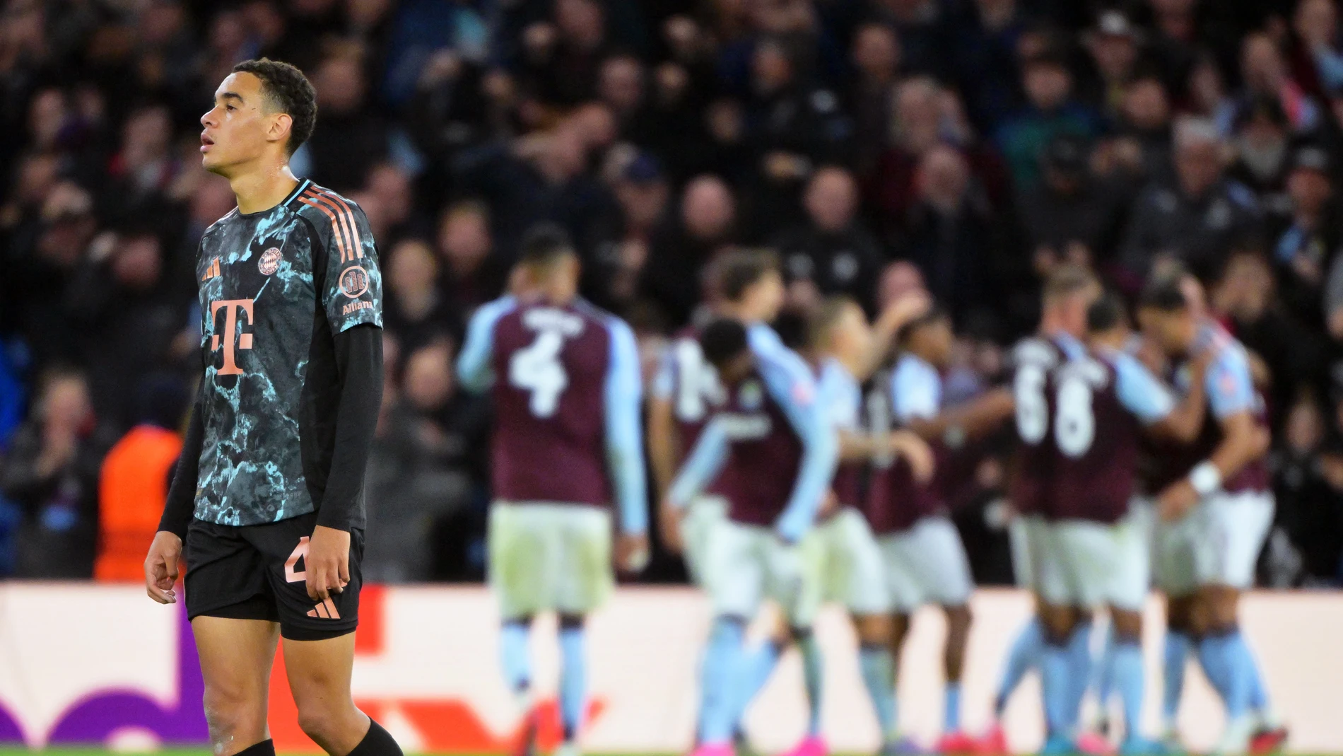 02 October 2024, United Kingdom, Birmingham: Munich's Jamal Musiala (L) looks dejected as Aston Villa players celebrate their side's first goal during the UEFA Champions League soccer match between Aston Villa and Bayern Munich at Villa Park. Photo: Peter Kneffel/dpa02/10/2024 ONLY FOR USE IN SPAIN
