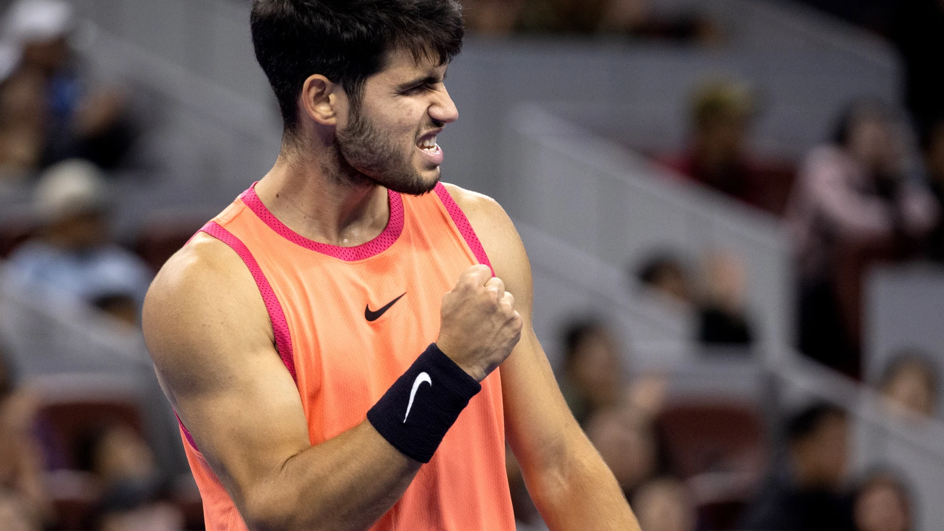 Beijing (China), 02/10/2024.- Carlos Alcaraz of Spain reacts during his Men's Singles Final match against Jannik Sinner of Italy at the China Open tennis tournament in Beijing, China, 02 October 2024. (Tenis, Italia, España) EFE/EPA/JESSICA LEE