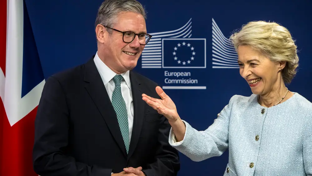 El «premier» británico, Keir Starmer, y la presidenta de la Comisión Europea, Ursula von der Leyen, en Bruselas