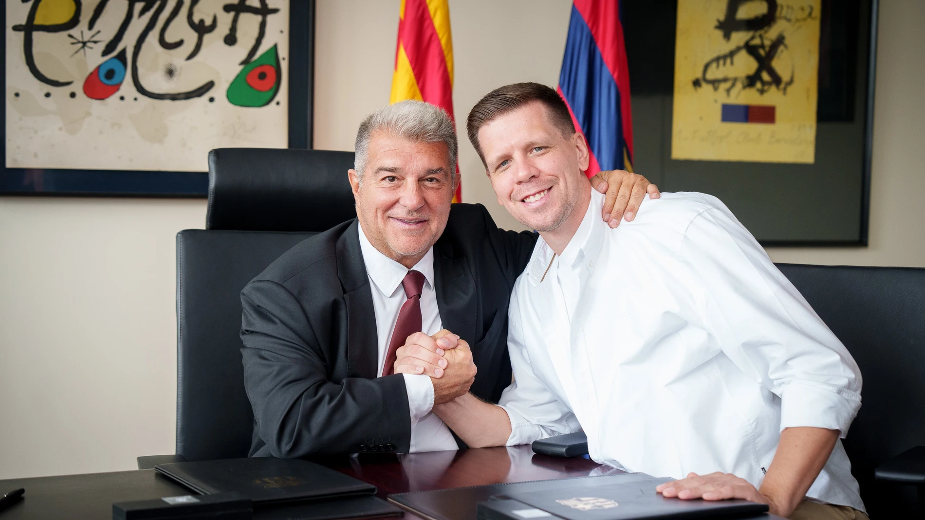 El presidente del FC Barcelona, Joan Laporta, junto al portero polaco Wojciech Szczesny, que firma hasta junio de 2025 REMITIDA / HANDOUT por GERMAN PARGA/FCB Fotografía remitida a medios de comunicación exclusivamente para ilustrar la noticia a la que hace referencia la imagen, y citando la procedencia de la imagen en la firma 02/10/2024