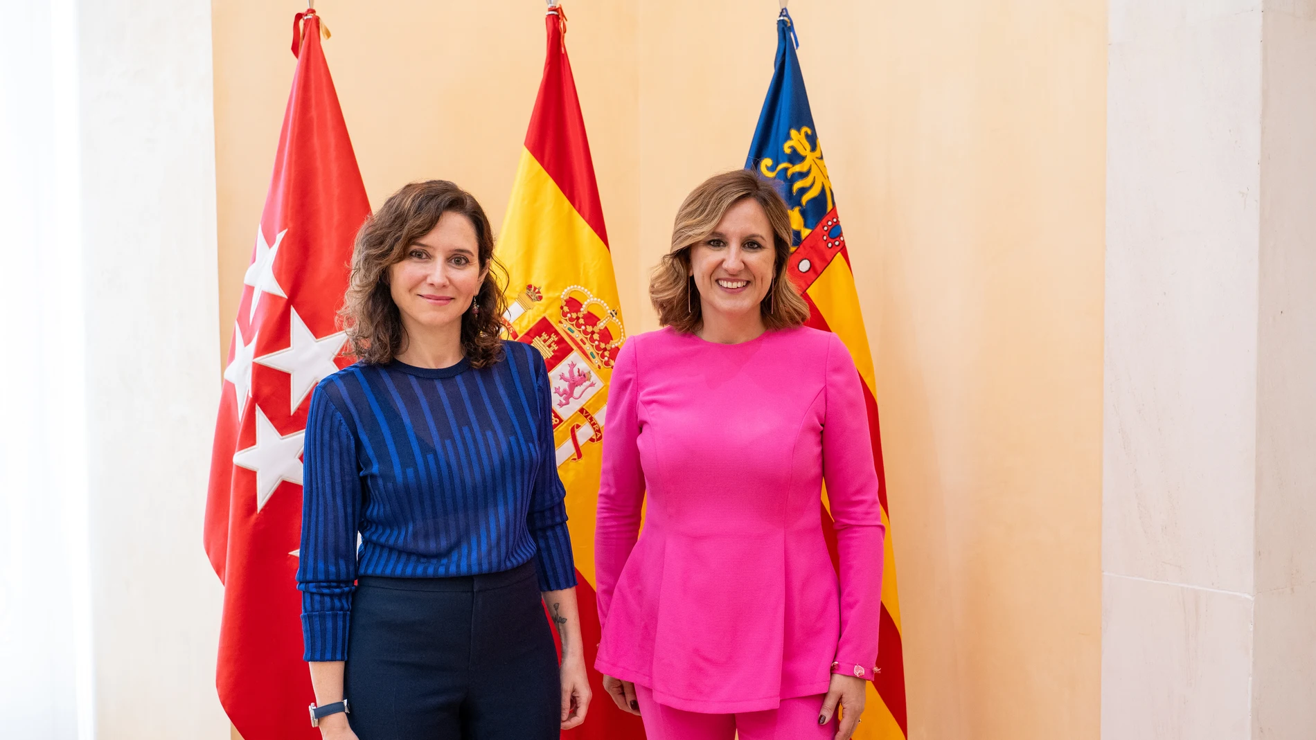 La presidenta de la Comunidad de Madrid, Isabel Díaz Ayuso (i), se reúne con la alcaldesa de Valencia, María José Catalá (d), en la sede del Gobierno regional en Madrid, este miércoles