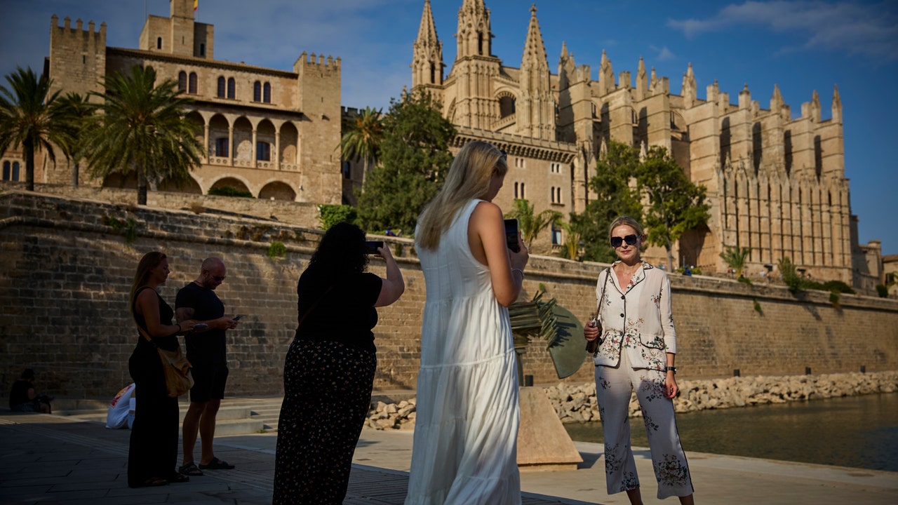 Un turista alucina con la forma de vestir de los mallorquines: "Un pequeño desastre de la moda"