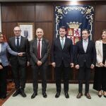 Foto de familia de Mañueco y Lucas con Antonio Largo, Juan Manuel Corchado, Nuria González y José María Cámara